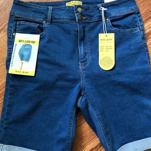 2xl fits like XL.   Denim blue shorts. Very stretchy.